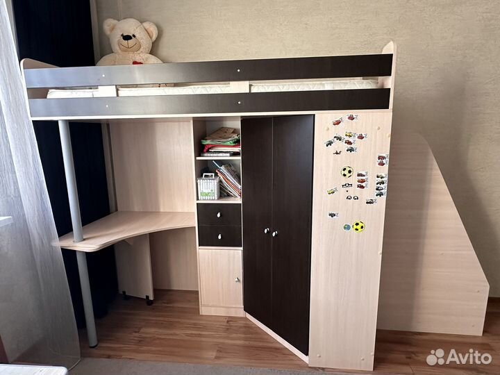 Детская кровать чердак со столом и шкафом