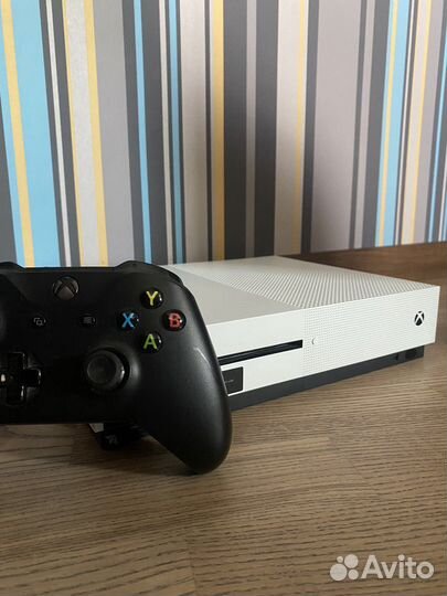 Xbox One s 500 gb с одним геймпадом + overwatch