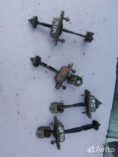 Ограничитель дверей Форд Фокус1