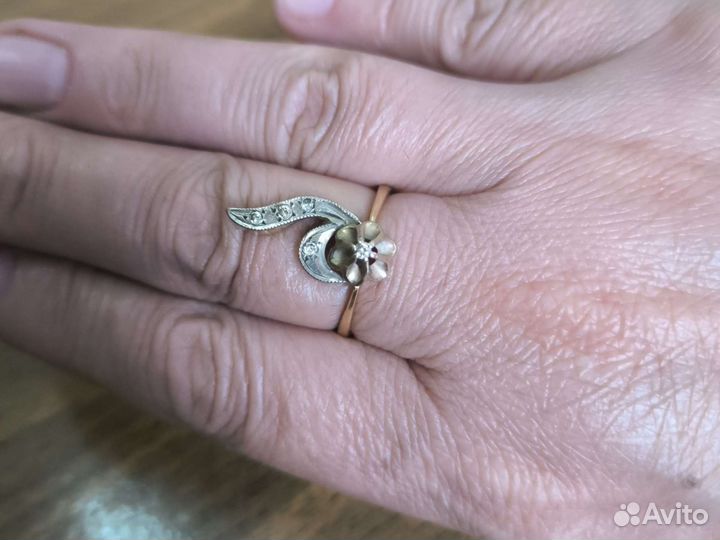 Золотое кольцо с бриллиантом