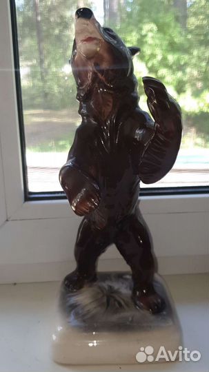 Скульптура Бурый медведь на задних лапах