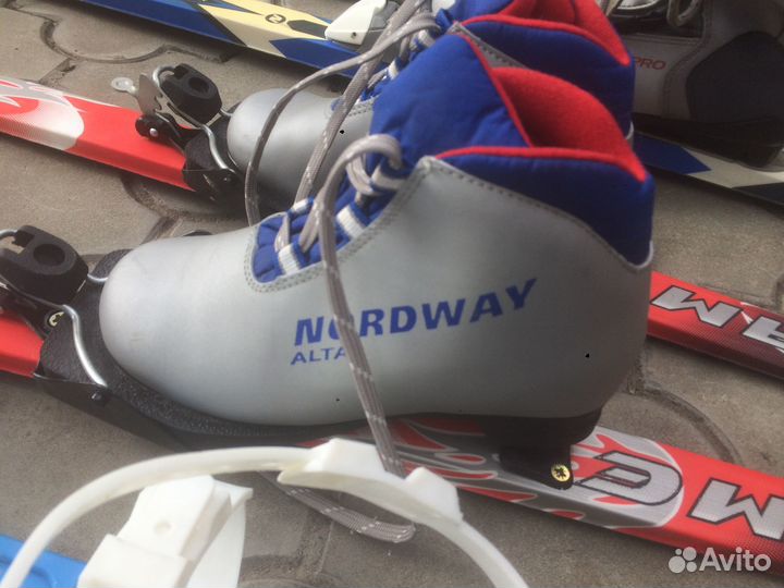 Шесть комплектов импортных лыж для семьи в сборе