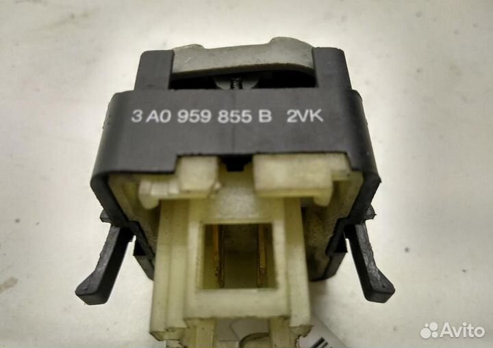 Кнопка стеклоподъемника Volkswagen Passat