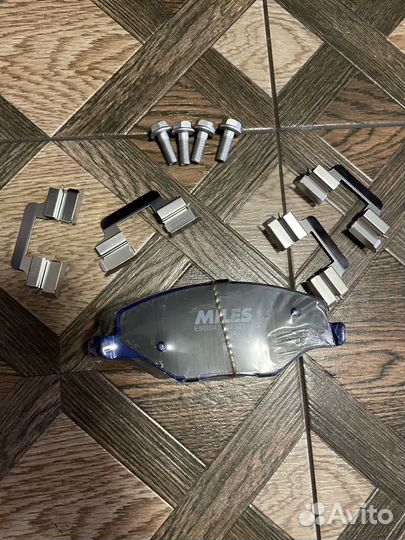 Передние тормозные колодки Miles Pro E500042