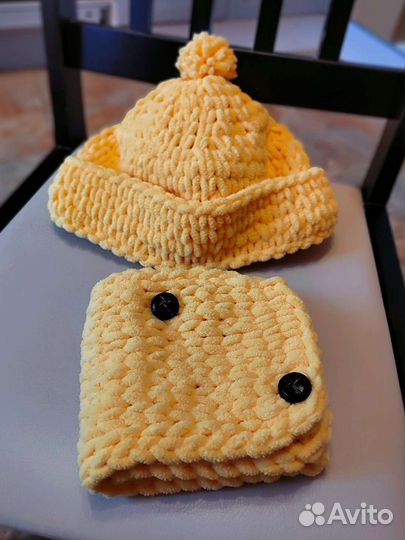 Новый комплект шапочка и манишка