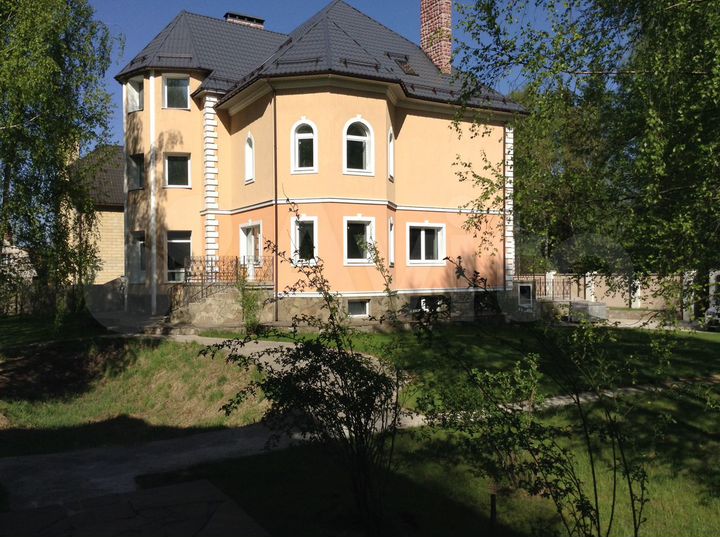 Коттедж 777 м² на участке 21 сот.