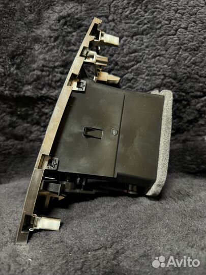 Дефлектор воздушный центральный левый Паджеро 4