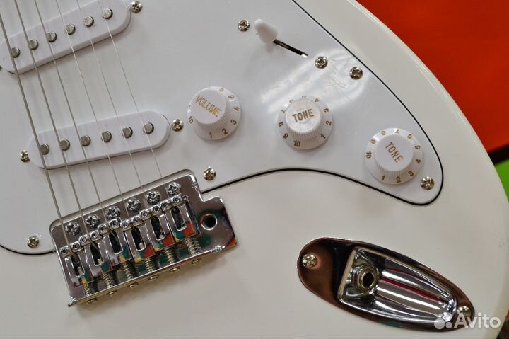 Электрогитара белая Fabio