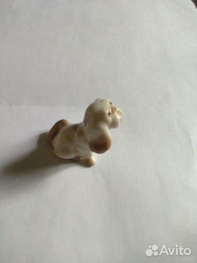 Фарфоровая статуэтка собака