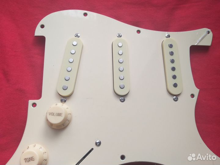Пикгард для Fender Stratocaster SSS (кремовый)