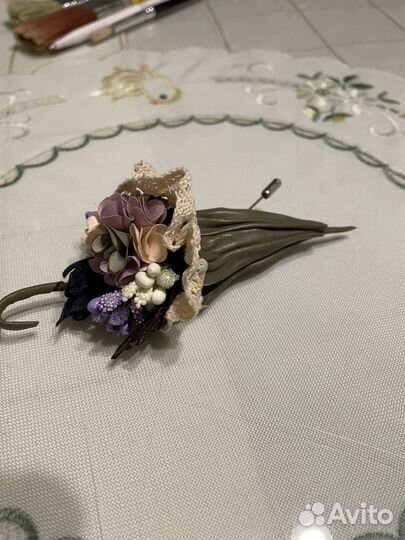 Брошь ручной работы из натуральной кожи