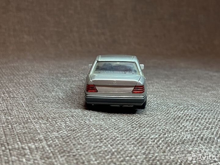 Mercedes-Benz W124 1:35 Cursor