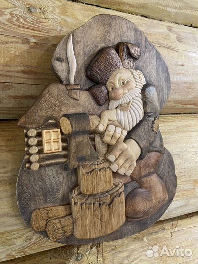 Резное панно из дерева