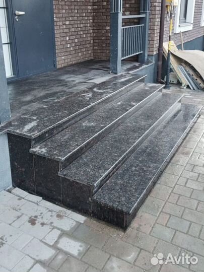 Входная группа из коричневого гранита