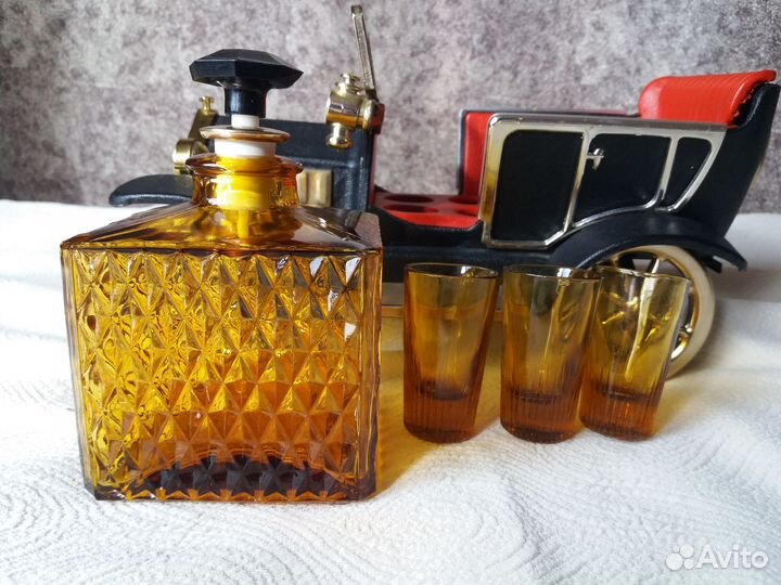 Музыкальный мини-бар в виде винтажного автомобиля