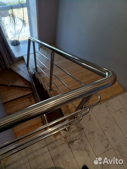Настенные перила для лестницы в частном доме