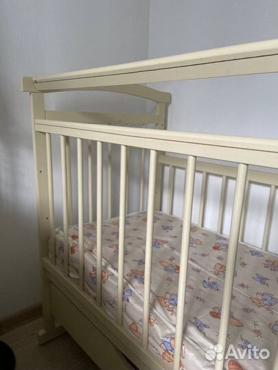 Детская кроватка с ящиком и матрасом
