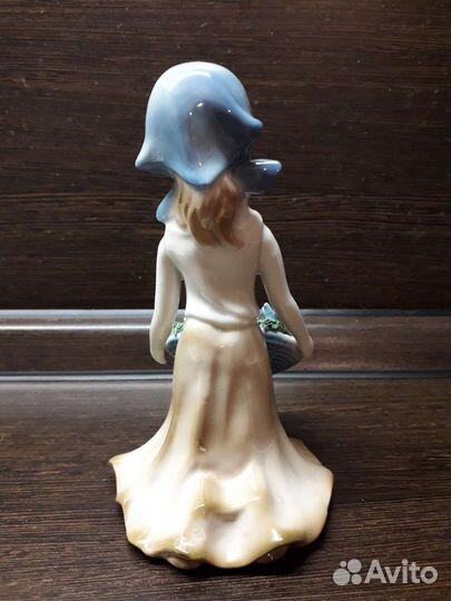 Фарфоровая фигурка девочки с цветами