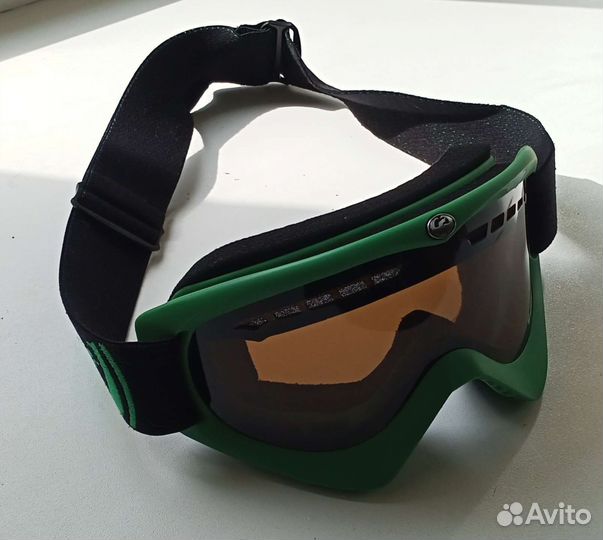 Горнолыжный шлем с очками