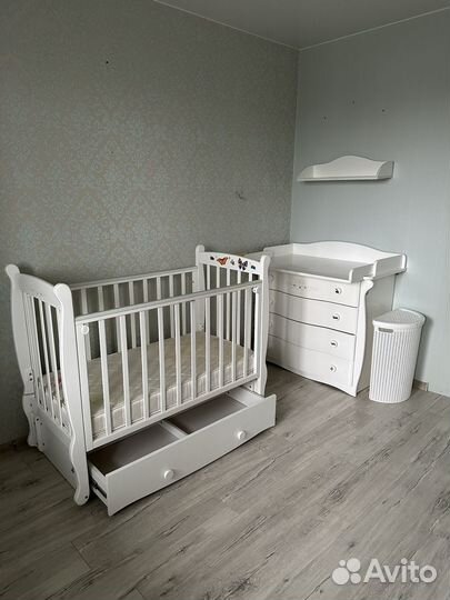 Кровать и пеленальный комод