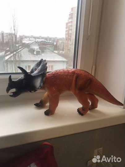 Игрушка со звуками и двигающаяся