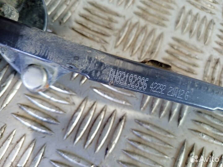 Петля решетки радиатора правая (иас) Volvo 82192396