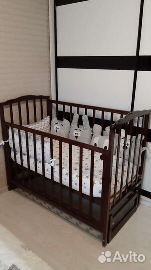 Детская кроватка с маятником