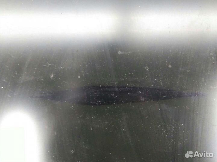 С дефектом, пятно, на фото видно