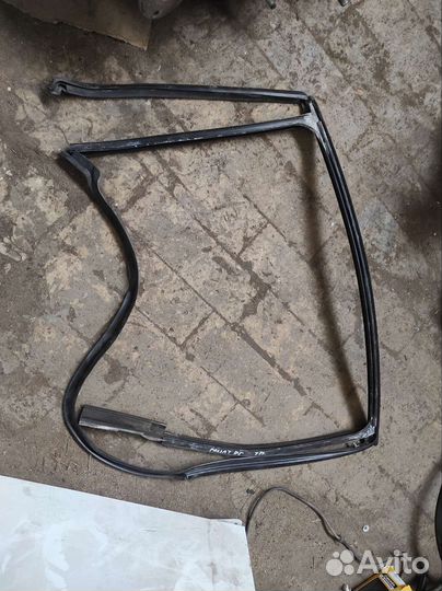 Уплотнитель стекла задний правый vw Passat b5 унив