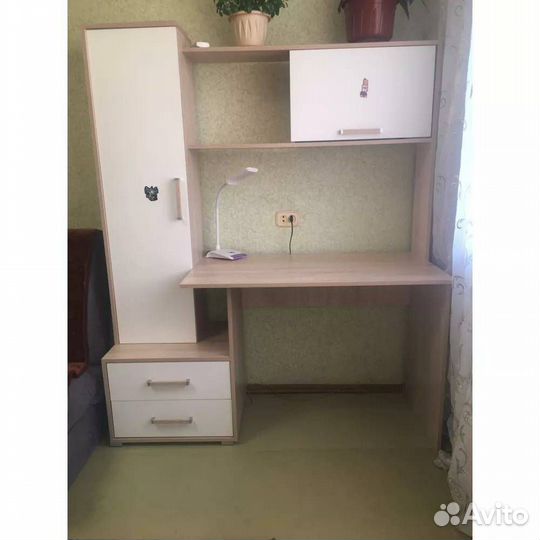 Компьютерный стол с полкой