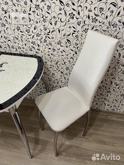 Кухонный стол и стулья