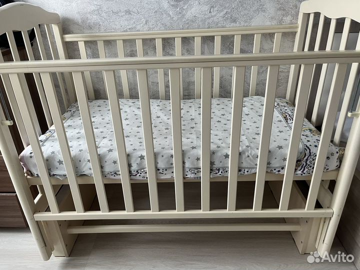 Кроватка с продольным маятником