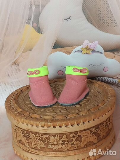 Кукла и 7 комплектов одежды для неё