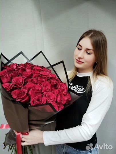 Букет из 51 высокой красной розы