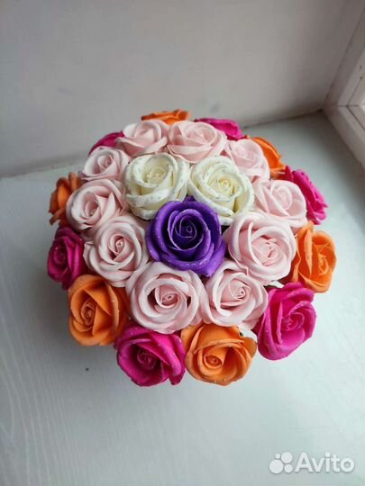 Яркий необычный букет из мыльных роз