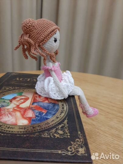 Кукла балерина, связанная крючком