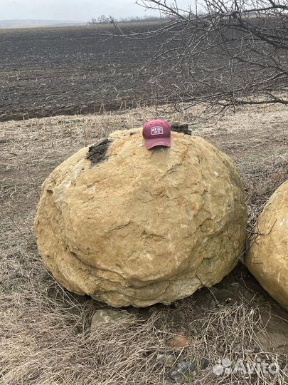 Природный камень валун песчаник желто-коричневый