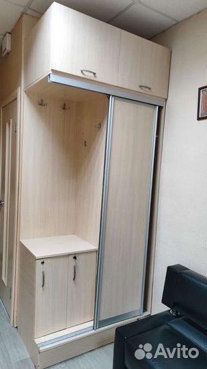 Стол ресепшен, шкаф гардероб, стеллаж