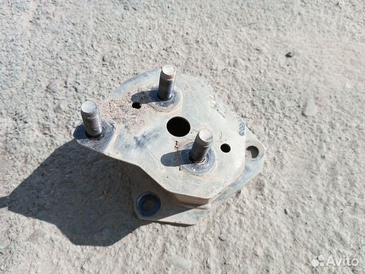 Кронштейн усилителя бампера передний левый LC 200