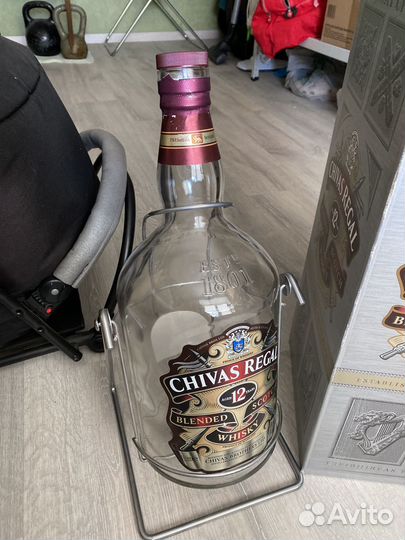 Бутылка и коробка от виски Chivas Regal 12 лет
