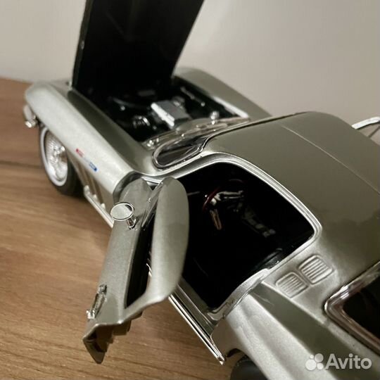 Модель автомобиля Chevrolet Corvette 1965 1/18