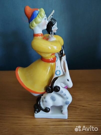 Фарфоровая статуэтка