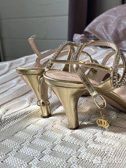 Золотые босоножки со стразами 39