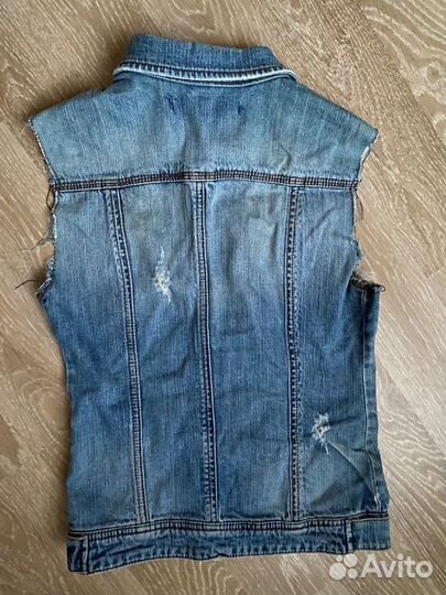 Джинсовая куртка безрукавка