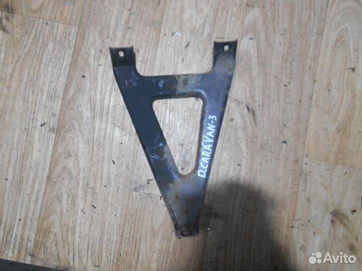 Кронштейн впускного коллектора Dodge Caravan 1996