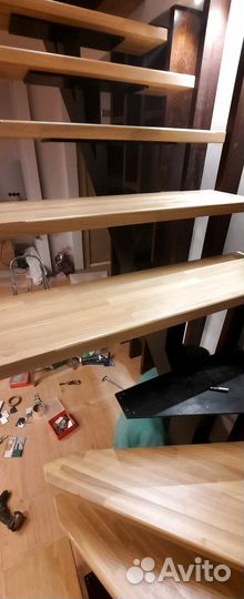 Лестница на металлокаркасе с поворотом