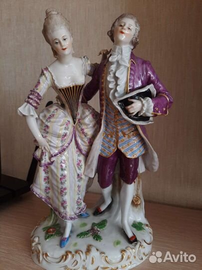 Статуэтка старинная,фарфор