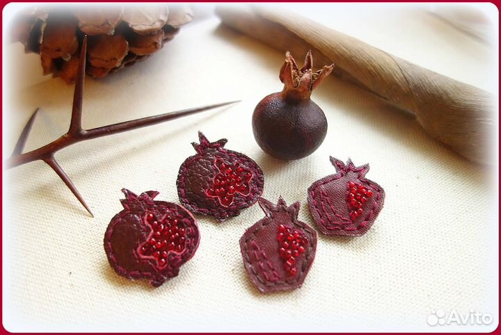 Кожаные брошки