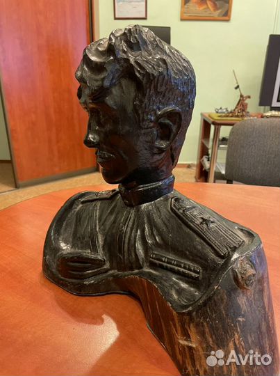 Бюст военного