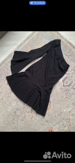 Платье на одно плечо черное